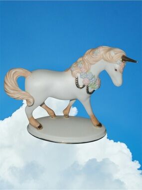 The Franklin Mint single unicorn sculpture piece small was part of a collection